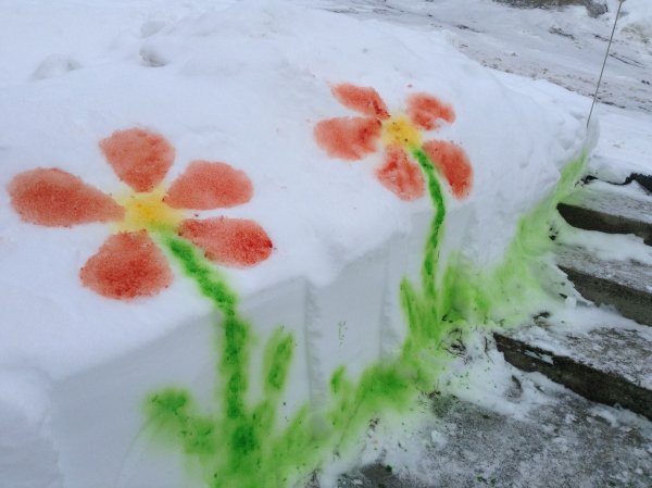 Рисование красками на снегу