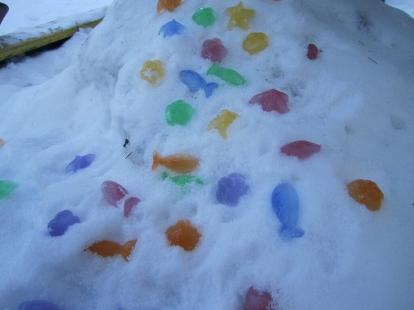 Цветные льдинки на снегу