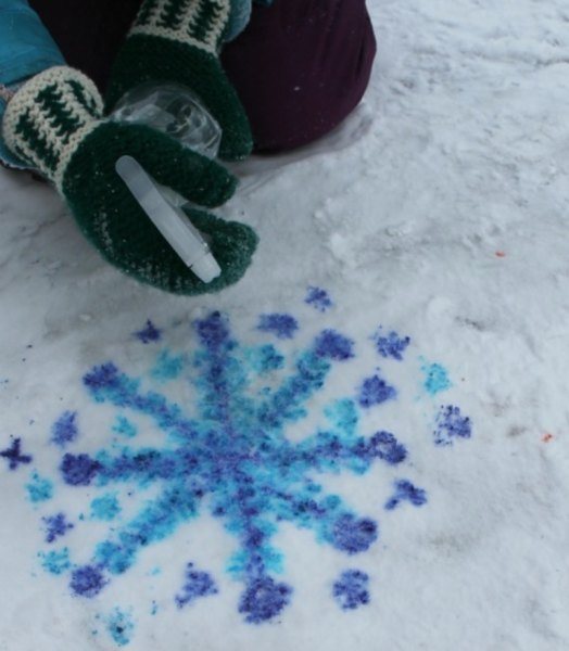 Рисование на снегу цветной водой