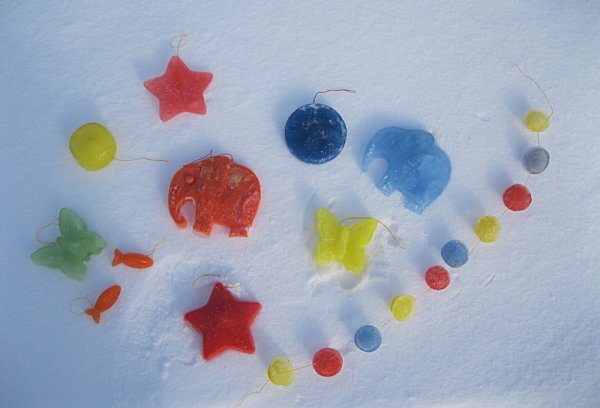Украшение участка цветными льдинками