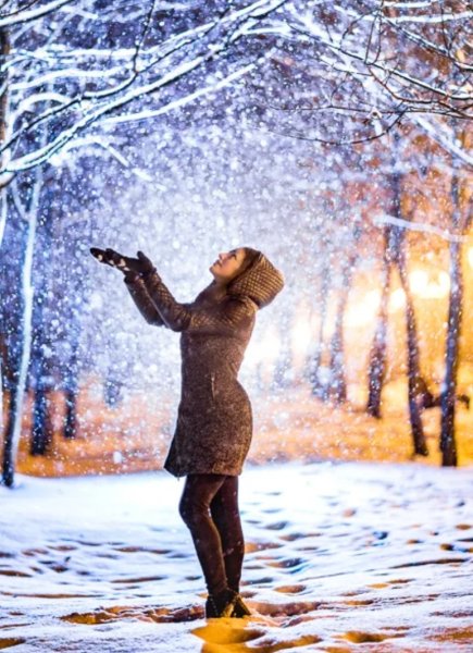 Снег идет и девушка