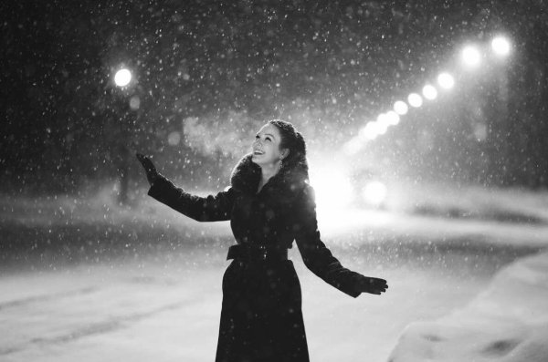 Девушка под снегом