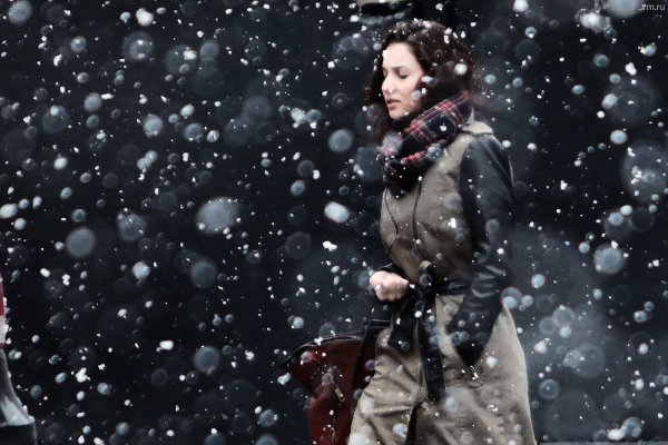 Женщина и снегопад