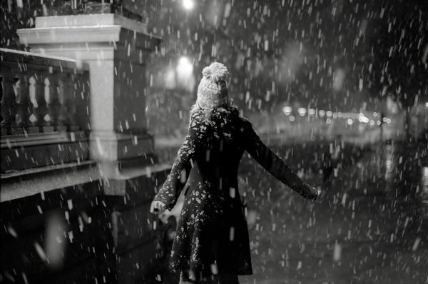 Девушка на улице под снегом