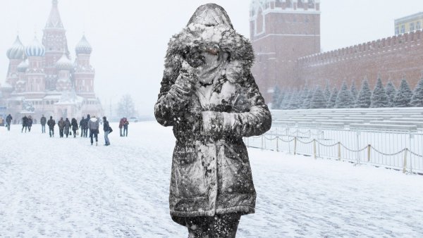 Женщина и снегопад