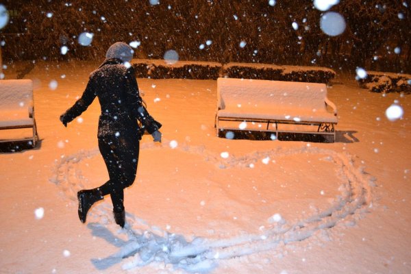 Легкий снег идет