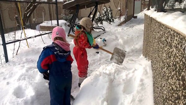 Дети чистят снег
