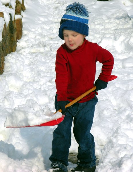 Дети строят горку