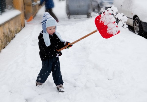 Дети чистят снег