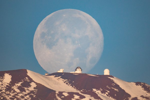 Большая Луна на горизонте