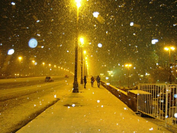 Снегопад ночью в городе