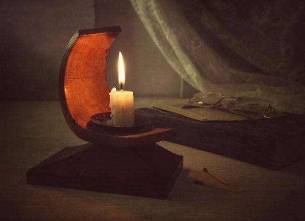 Натюрморт с горящей свечой