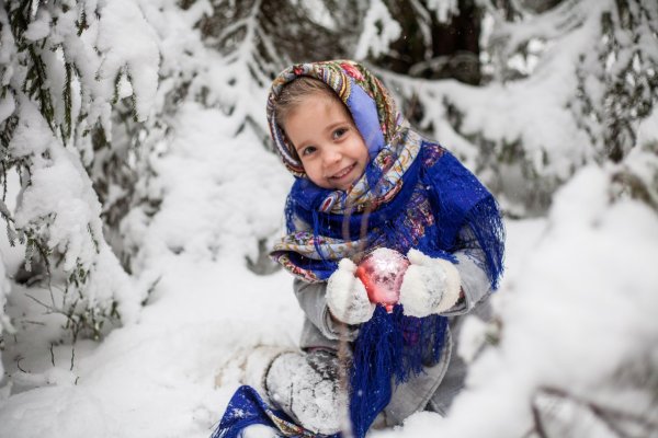 Детская фотосессия в лесу зимой