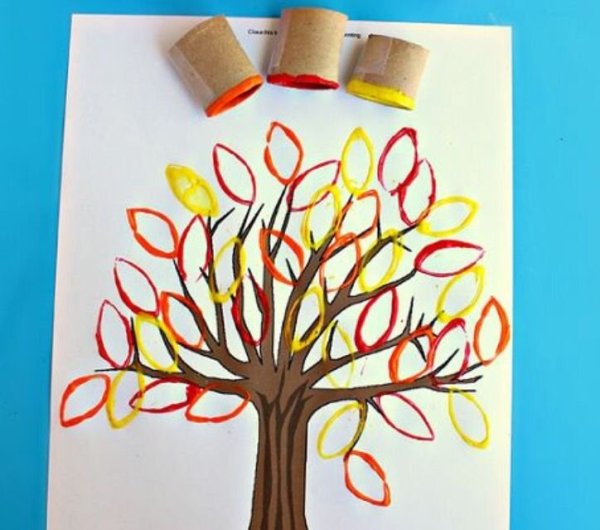 Осеннее дерево с детьми из втулок