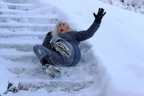 Человек упал зимой