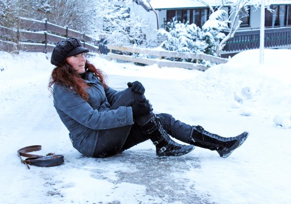 Падение на улице зимой