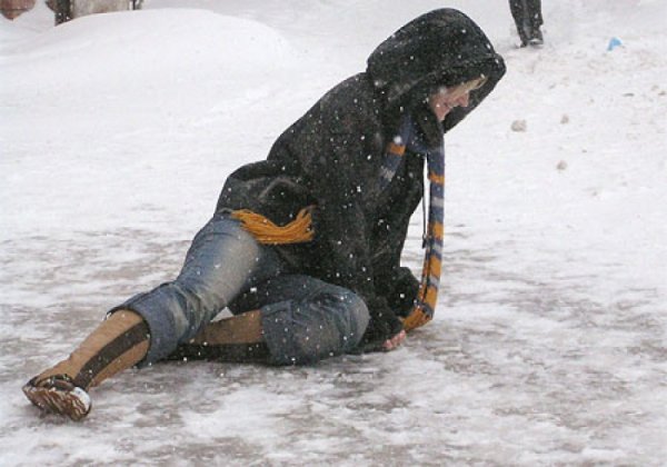 Женщина поскользнулась на льду