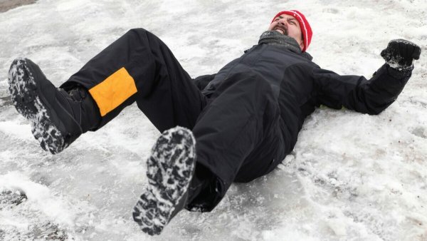 Человек падает на льду