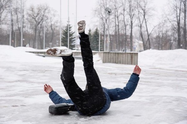 Человек падает на льду