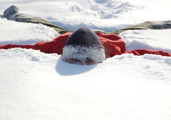 Ноги из сугроба