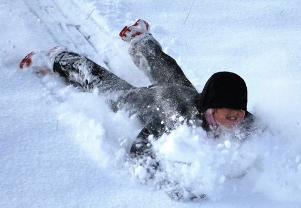 Мальчик в сугробе