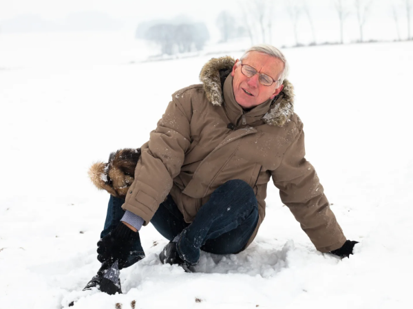 Дедушка на улице зимой