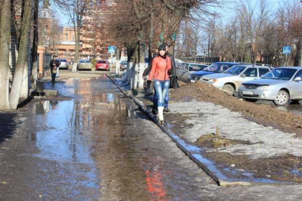Тает снег в городе