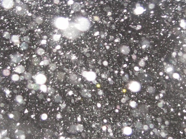 Снег падает хлопьями