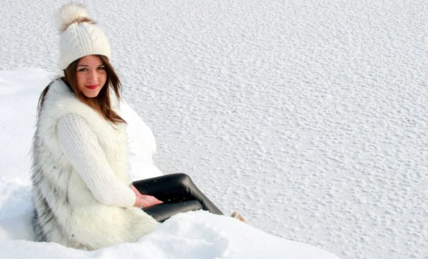 Девушка в шубе зимой