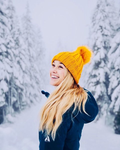 Девушка в шапке зимой