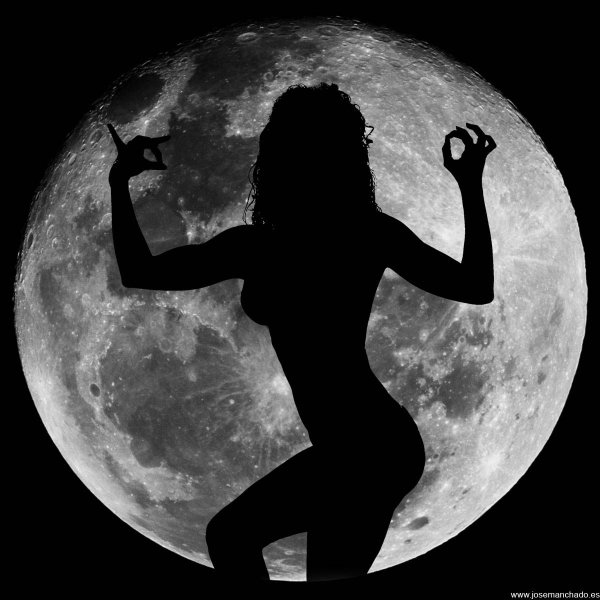 Силуэт на фоне Луны