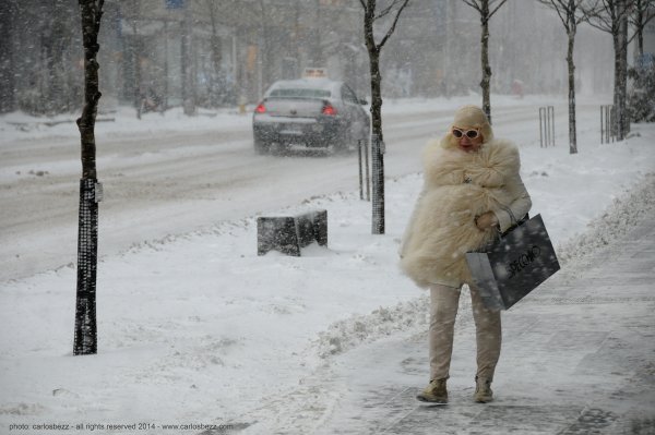 Зимний город с людьми