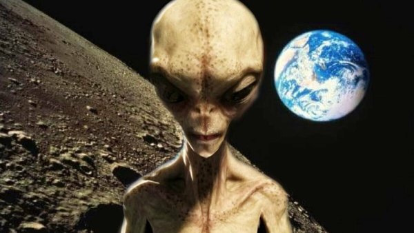 Пришелец в НЛО на Луне