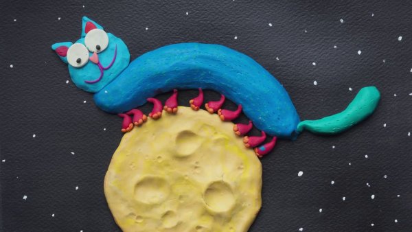 Луна из пластилина