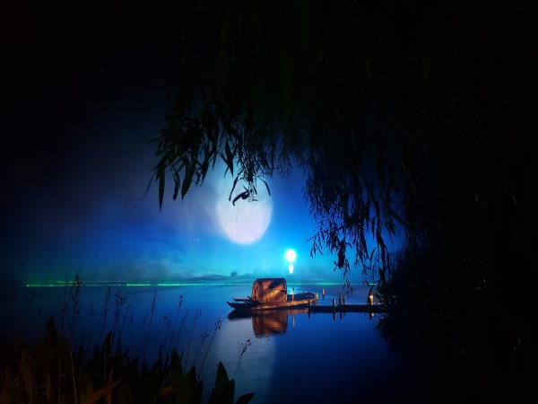 Луна и озеро