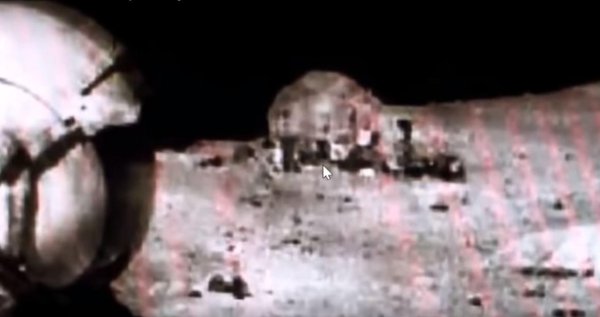 Огромный космический корабль на Луне