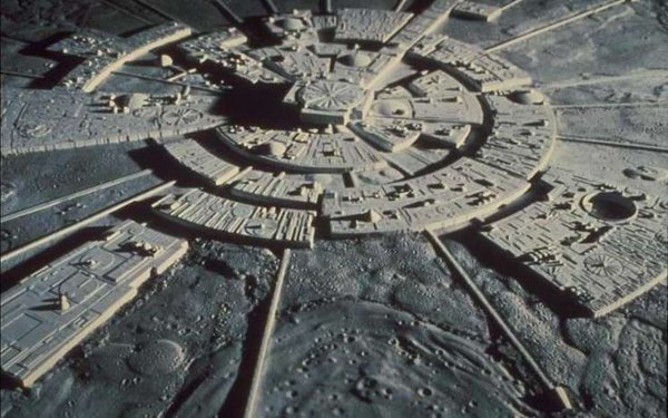 Базы на обратной стороне Луны