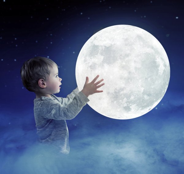 Ребенок держит луну