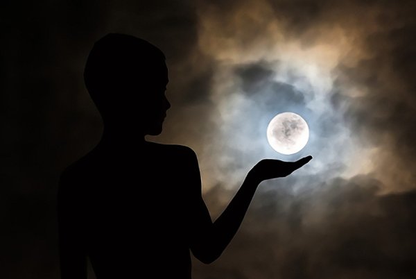 Девушка с луной в руках