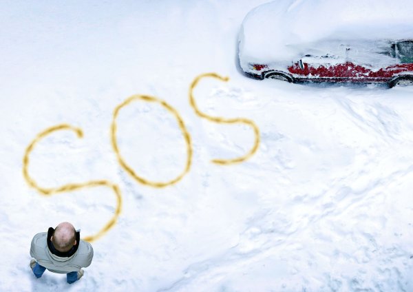 Надпись мочой на снегу