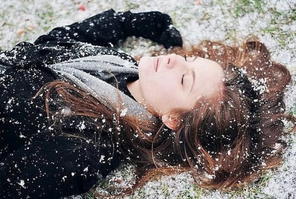 Девушка лежит на снегу