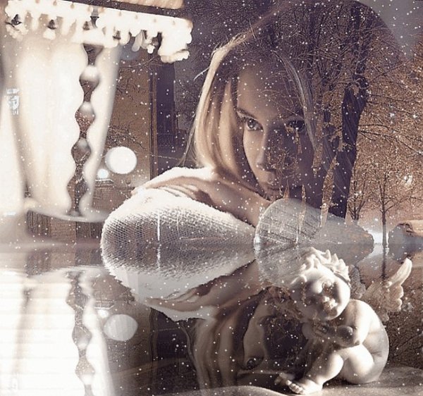 Девушка у зимнего окна