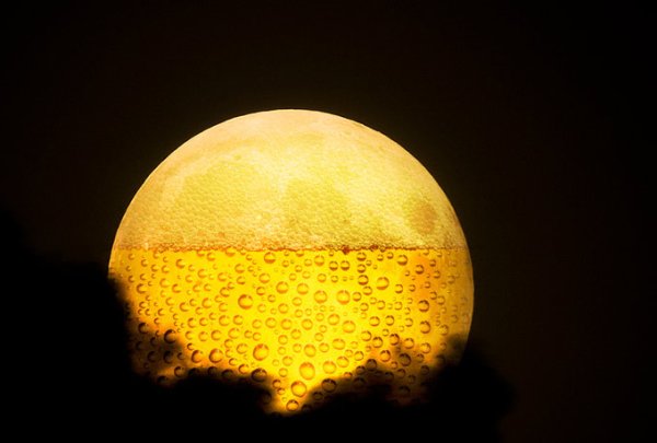 Пиво на фоне Луны