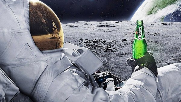Космонавт пьет пиво