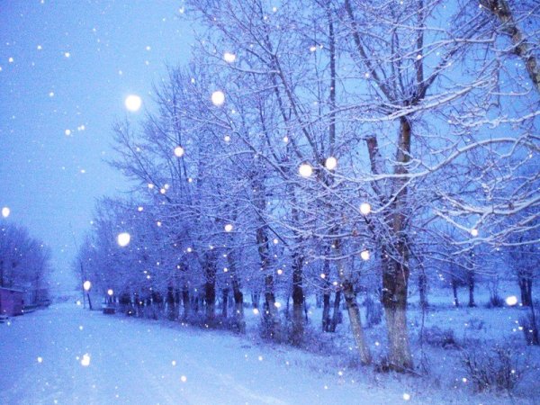 Снег на улице кружится