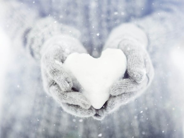 Сердечко из снега