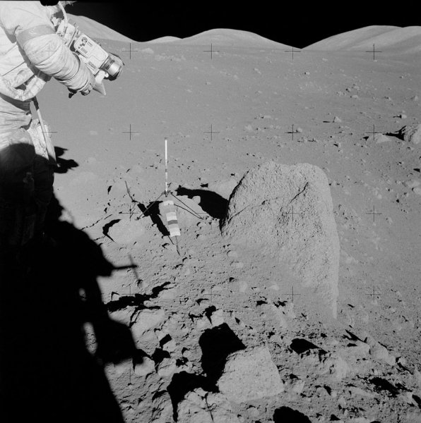 Тени людей на Луне