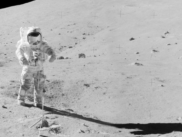 Человек ходит по Луне