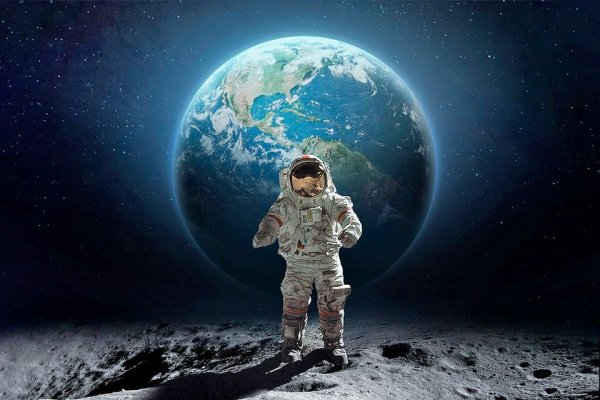 Космонавт на Луне на фоне земли