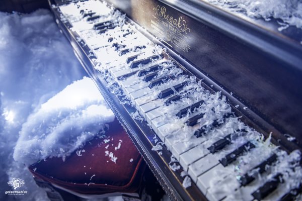 Рояль в снегу